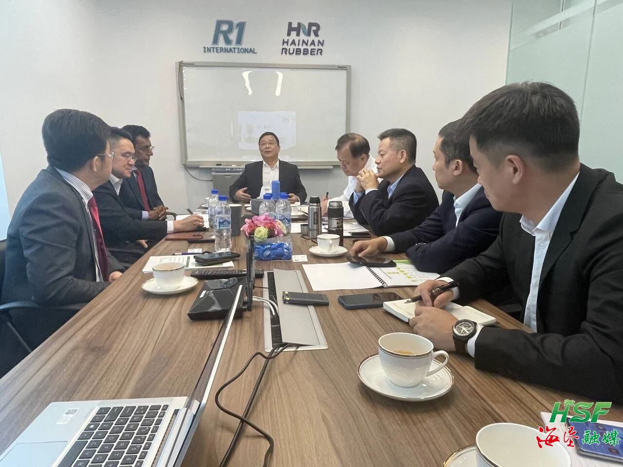 包洪文一行與R1公司座談交流。