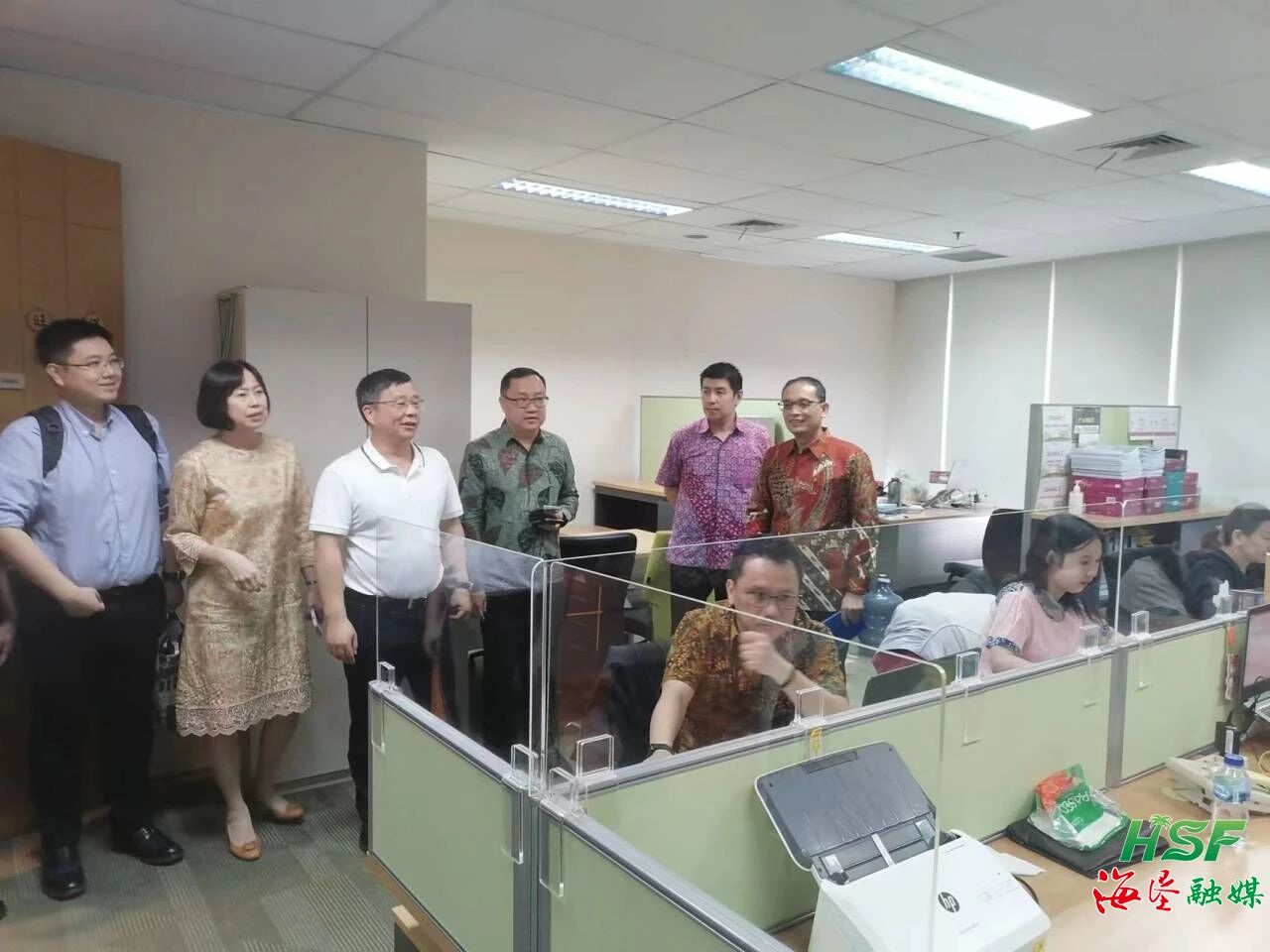 包洪文一行到KM公司調(diào)研。